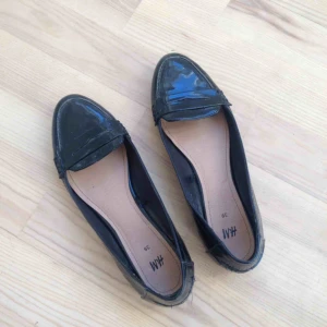  - Ballerinaskor i "loaferstil" från H&M, i storlek 39. Använda men i fint skick - se bild på sulan. Är sköna och följer foten.