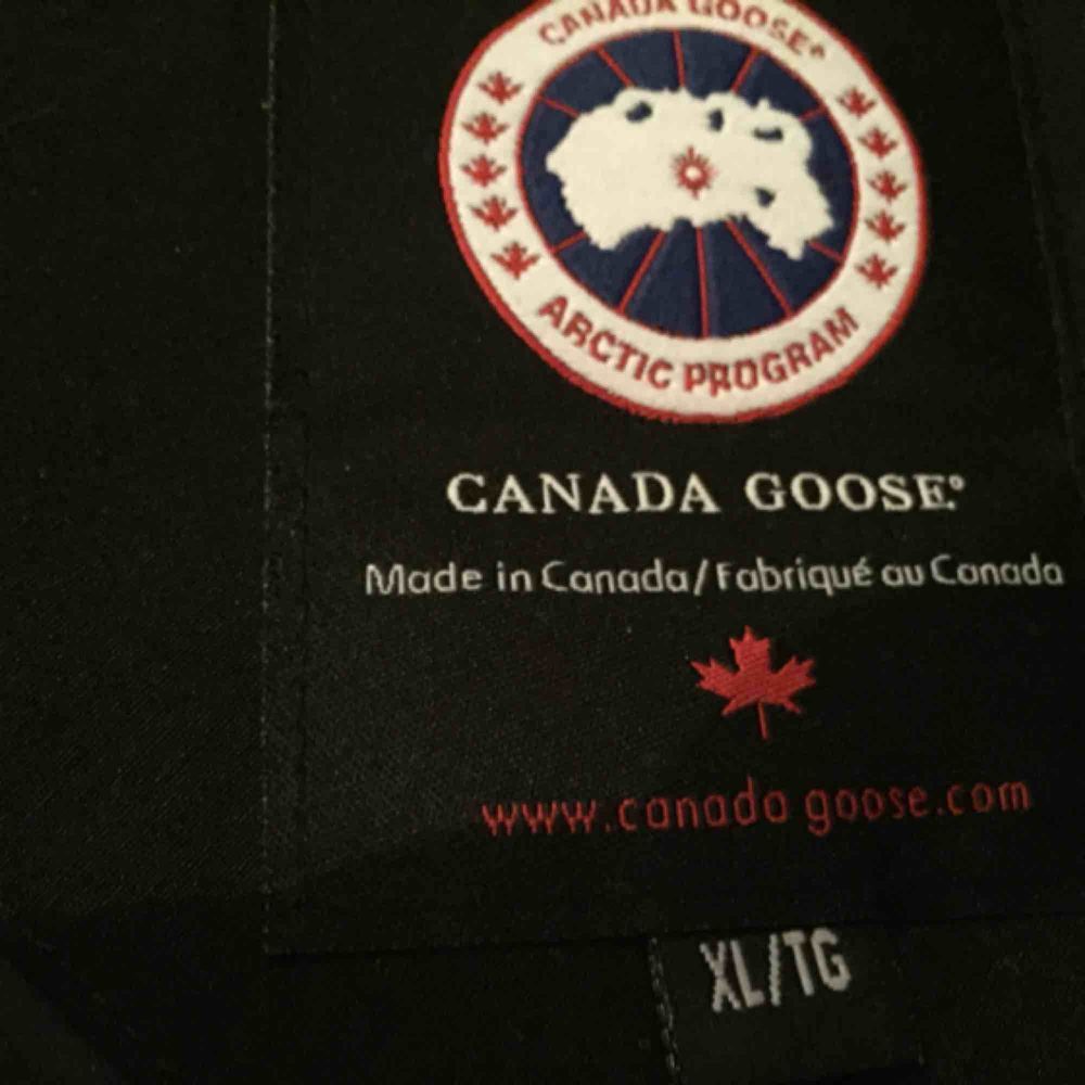 äkta Canada Goose Mystique Parka nyskick i stl L ( är Xl men är som L)Och den är äkta anv några fåtal ggr   Ca pris 10.250kr. Jackor.