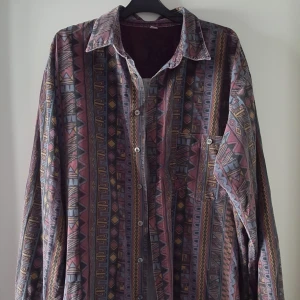  - Vintage fin mönstrad manchesterskjorta. Finns i Örebro men kan skickas om köparen då betalar frakten på 75kr.