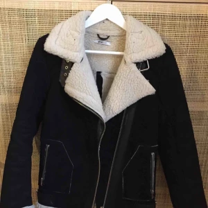  - 100% polyester Fint skick, endast lite missfärgad efter jeans på insidan av fodret men det är inget som stör se sista bilden