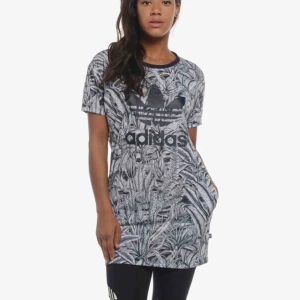  - Sett från Adidas. Klänning/tröja med fickor och tights.  Skicket är begagnat men bra! Lite nopprigt på tightsen men inget som syns.