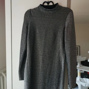  - Nyårsklänning från gina tricot. Använd 2 ggr, bra skick. Storlek S.