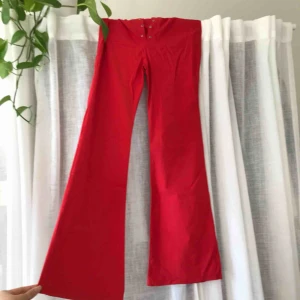  - Röda byxor, väldigt stretchiga. Man måste knyta ihop den, jag har använt ett rött nytt skosnöre (bild 3). Knappt använda, skitsnygga!