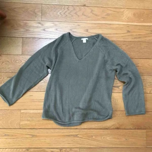  - Perfekt höstmyströja! Stickad svagt militärgrön. Tung i tyget, så snyggt fall! Men tyvärr för stor för mig som är xs :) kan mötas upp i Sthlm, frakt tillkommer annars. 