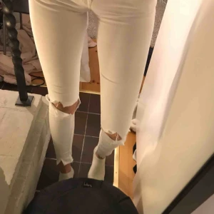  - Säljer dessa slitna tiger of sweden jeans med slits i strl 25/34 (XS), nypris 1799kr, mitt pris - 350kr💖