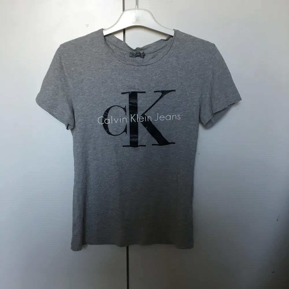 Säljer min Calvin Klein tröja då den enbart ligger i garderoben. Sparsamt använd! Kan mötas upp inom Göteborg, kan skicka plagget men då tillkommer frakt . T-shirts.