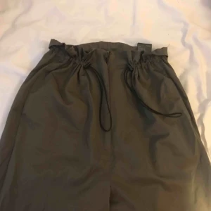  - hög midjade byxor ifrån h&m. undebar grön färg, med en justerbar midja. 🍃
