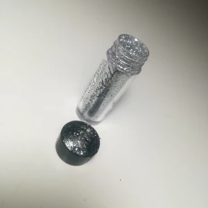 - Lösglitter som går att använda till exempelvis ögonskugga, läppar och naglar. Silverfärgat💫