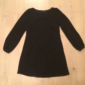  - Svart klänning i skirt material (samt fodrat). Väldigt fint fall. Storlek 34. 