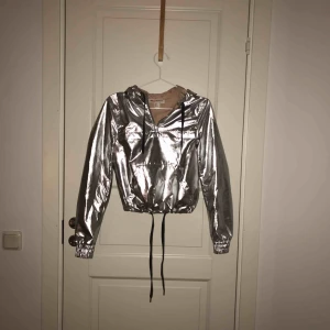  - Hoodie från hm i en metalliskt färg, köpt för 350kr, använd 2 gånger. Snören vid luva och midja 