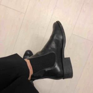  - Skor som är använda 2 gånger, säljer pga köpte för liten storlek. Superfint skick.  Ser lite smutsiga ut på ena bilden, men det tar jag givetvis bort. Frakt tillkommer