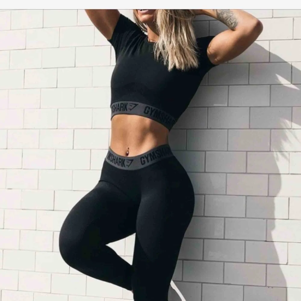 Säljer ett par helt nya gymshark flex leggings version 2 i storlek XS, endast provade. Färgen är black marl/charcoal. Säljes pga av fel storlek ✨  Nypris: 699 kr  Kan mötas upp i Karlstad eller frakta!. Jeans & Byxor.