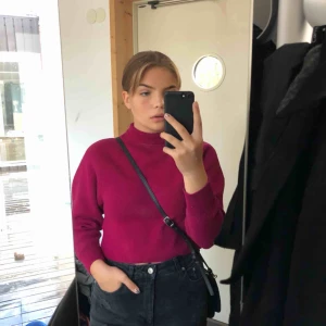  - En fin stickad tröja från & other stories. Är i fint skick och inköpt för över 500kr. Färgen stämmer bäst överens med bild 1 och 2. Passar flera storlekar(jag på bilden har S/M. Möts upp eller så står köparen för frakt 