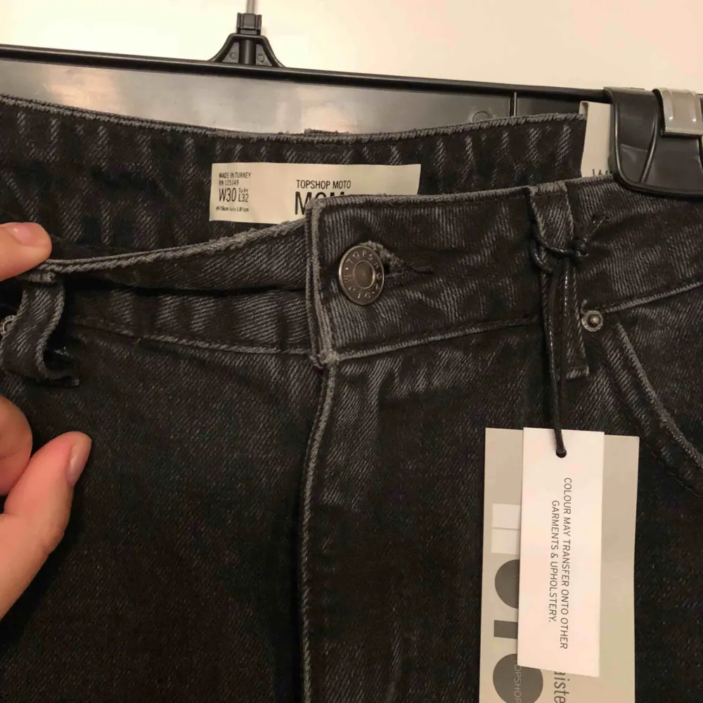 Mom jeans från topshop! Helt nya, aldrig använda, lappar kvar. Säljer då de är för små för mig. Storleken är 30/32 men de är små i storleken så passar s/m. Nypris 449kr. Jeans & Byxor.