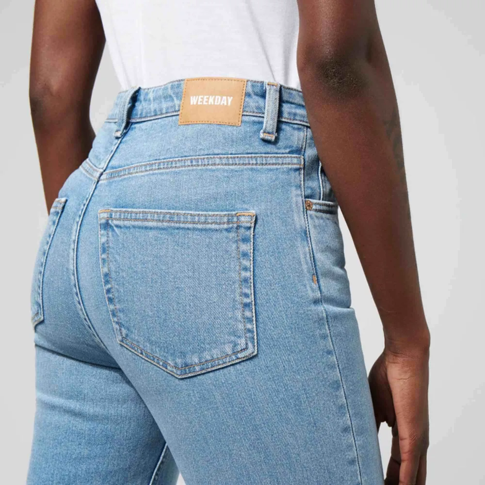 Way swish blue jeans  Way jeans have a slim fit with a high waist and straight legs from knee down. Made of a mid-stretch fabric, this pair comes in a soft light  blue wash.    Fint skick 😍 tyvärr lite för små för mig  Funkar för en med ca storlek 36 . Jeans & Byxor.