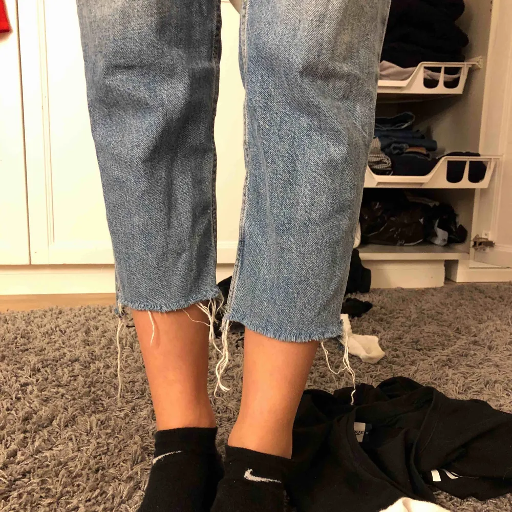 Håliga jeans från H&M. Lite kortare i modellen. Köparen står för frakt.. Jeans & Byxor.