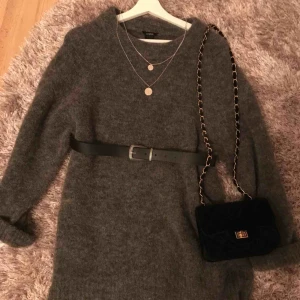  - En trendig stickad klänning. Klänningen kommer ifrån Lindexs Premium Quality och är till viss del på ull från alpackor, vilket gör att den trotts sin lätta vikt och mjukhet håller dig varm. Hoppas den kommer till intresse🌟p.s  betalning sker via Swish 