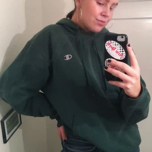  - JÄTTEcool och snygg grön hoodie från Champion! Bra skick bortsätt från dem små fläckarna på ärmen som man ser på sista bilden, men tycker inte det gör något, dem är bara blekta liksom, så ser inte ofräscht ut! Har använt den massor, men nu måste jag få mer plats i garderoben!! Skynda fynda!!