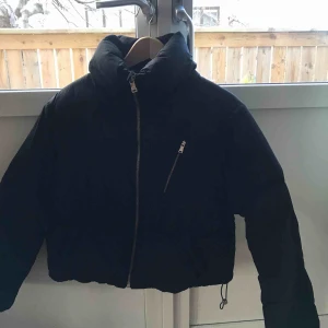  - Svart dunjacka i lite kortare modell. Varm o skön o fint skick:) pris exklusive frakt