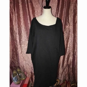  - Oversized klänning från Acne Jeans i mörk blå/grå. Passar storlek S. Den har en liten slits vid vänstra sidan. 100% bomull. Köpt second hand på ett event för typ tre somrar sen, lika fin då som nu och jag har använt klänningen rätt flitigt! 