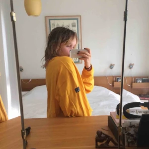  - Gul oversized sweatshirt från Freestyle köpt i USA under mitt utbytesår. 🌻Frakt tillkommer🦕 No refunds 🌻