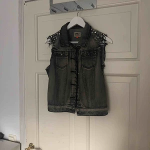  - En jätte snygg jeansväst med nitar som detaljer på axlarna. Säljer pga att den ej används.. sparsamt använd, nypris 599kr. Köparen står för frakten. 