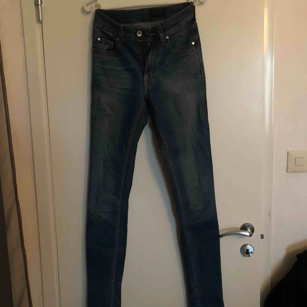 Tiger of Sweden jeans använda några gånger men i väldigt bra skick! Köparen betalar frakt:). Jeans & Byxor.
