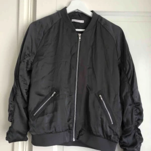  - En super snygg och tunn bomberjacka 