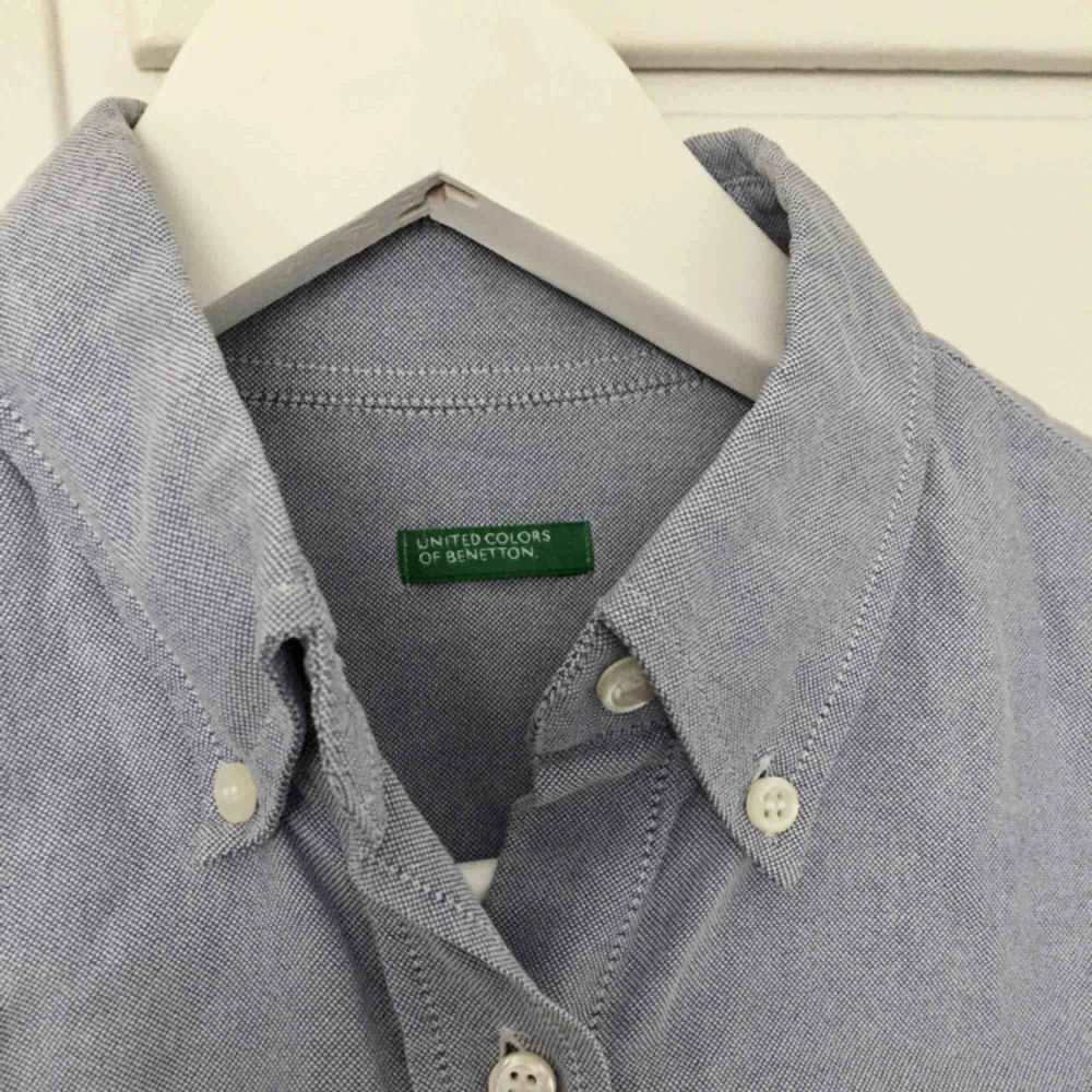 Trekvartslång skjorta från United colors of Benetton.   Frakt tillkommer 📮. Skjortor.