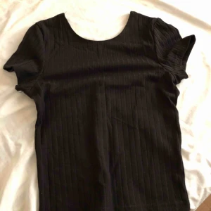  - Svart topp från bikbok, aldrig använd! Frakt ingår