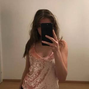  - Ett rosa velvet linne med V neck och oanvänd. 