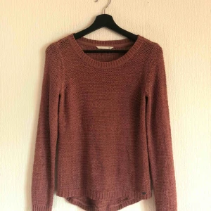  - Stikad tröja från ONLY fint skick Kan hämtas i Malmö eller Hässleholm även skickas då köpare även betalar frakt. OBS! Finns katt i hemmet. 