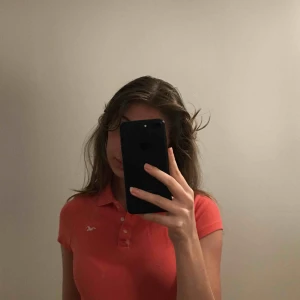  - En stark rosa, tajt hollister t-shirt, knappt använd 