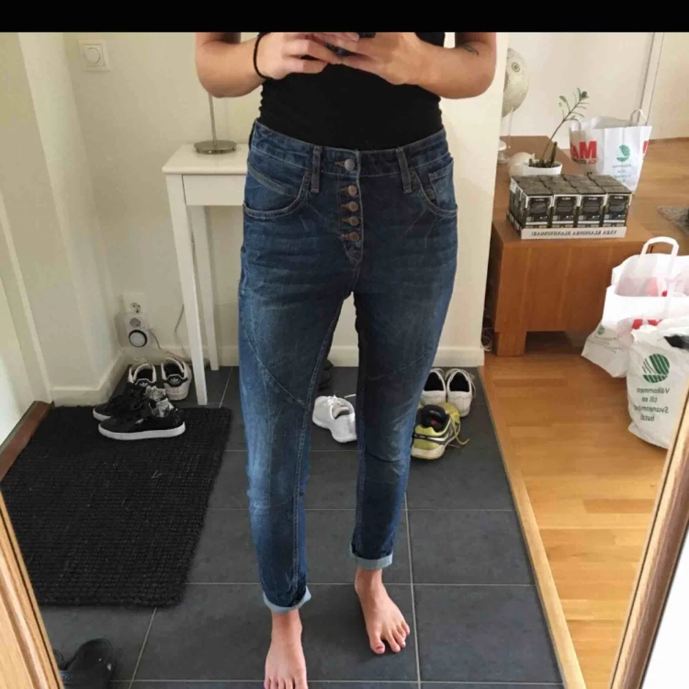 Boyfriend jeans, använda en gång, jättefint skick!. Jeans & Byxor.