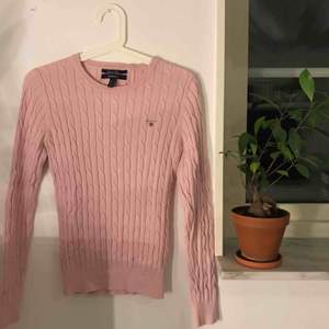 Långärmad rosa kabelstickad tröja får Gant. Är i storlek S men passar på mig som vanligtvis bär M. Kan mötas upp i Sundsvall eller frakta (köparen står för frakt) 🙂