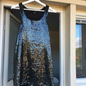  - Superfin fest klänning! I storlek XS från H&M. Den är som helt ny.