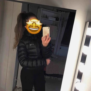  - En väldigt fin Helly Hansen jacka som passar både till hösten och vintern. Man kan ha den både kort och lång om man vill som du ser på bilderna! Bara använd en vinter och inga fel på den. Jag säljer den för att jag vill prova på något nytt. Nypris: 3800