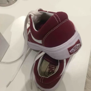  - Helt vanliga old school Vans. Har fått dem i present, färgen är inte min smak. Använt dom 1 gång. Vinröda. 