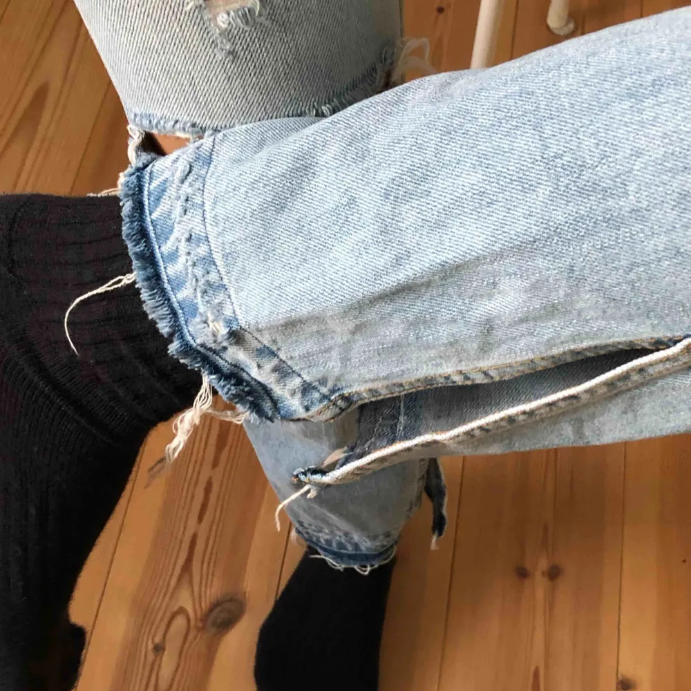 Snygga blåa jeans från zara i storlek 36, men funkar även som en 34. Köparen står för frakt eller möts jag upp i Stockholm. Jeans & Byxor.