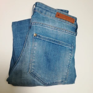  - Knappt använda jeans från hm i storlek 26/32. För fler bilder skriv privat✨