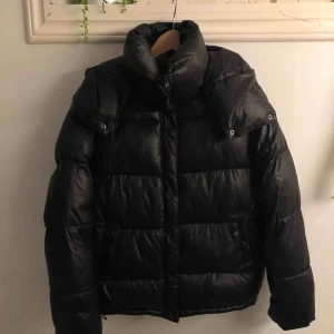  - Vinterjacka från bikbok i storlek small men passar också medium. Köptes förra vintern och är inte så använd.