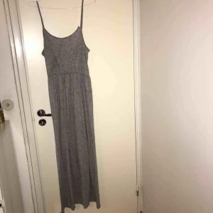  - En maxi klänning som är grå. Superskönt material,lite sönder upp till men går definitivt att sy ihop. 