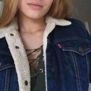 Levis sherpa jacket - Efter många om och men säljer jag min drömjacka från Levis. Deras sherpa jacket i mörkblått som på bild har fodring på insidan.  Sparsamt använd, nypris 1299:- Pris kan diskuteras 💞 Köparen står för frakt 🚚📦