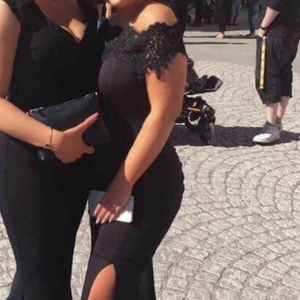  - Svart balklänning med spets off shoulder och en slits, S men skulle funka som M. Använd två gång nypris 5000 mitt pris 500 med frakt  pris kan diskuteras vid snabb affär  