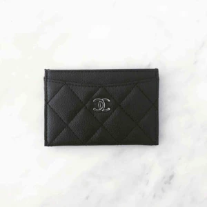  - Chanel korthållare, inte original.  4 fack med plats för kort/kontanter.  Oanvänd, i nyskick.  Jag bjuder på frakten. 