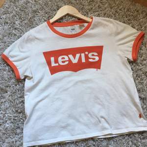 Lätt croppad T-shirt från Levi’s. Väldigt sparsamt använd och i fint skick. Ord. Pris 399. Frakt ingår! 