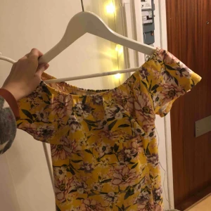  - Somrig off shoulder topp, använd 1 gång, fint skick! Priset är inklusive frakt, betalning sker via swish 💃🏽