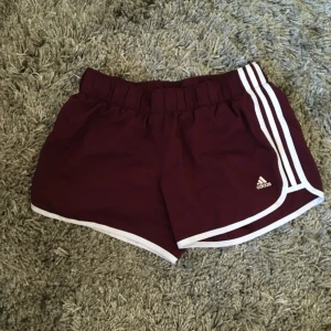  - skitsnygga retroshorts i burgundyfärg. mycket sköna och nästan helt oanvända då de är för små. säljer massor (kmr mycket nytt i dagarna), mängdrabatt finnes! 