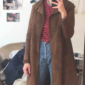  - 70tals läderjacka, fodret är väldigt slitet därav billig. Snygg, ganska varm ändå.