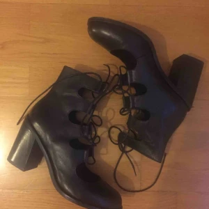  - Henry Kole klackar, bekväma och snygga, äkta läder. Använda en gång!